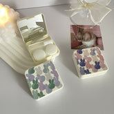 Estuche para lentes de contacto de colores con conejitos coloridos